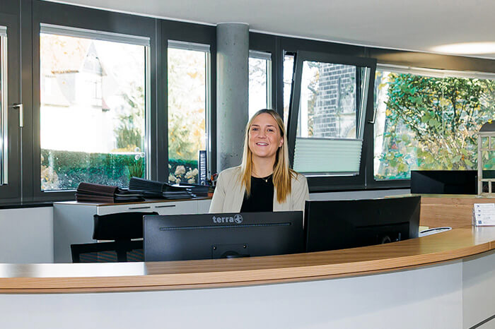 Person hinter Empfang