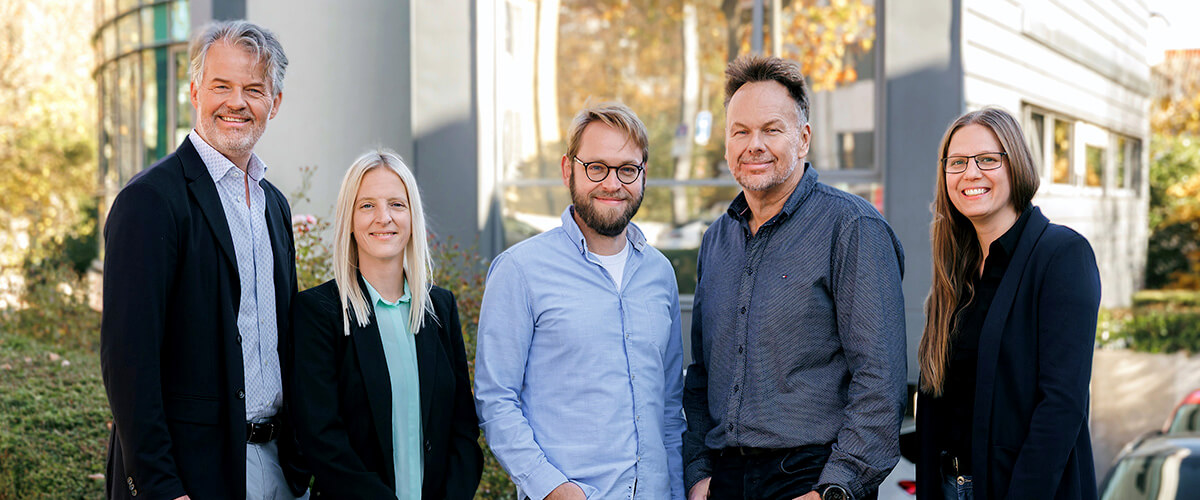DPC Teamfoto vor Gebäude